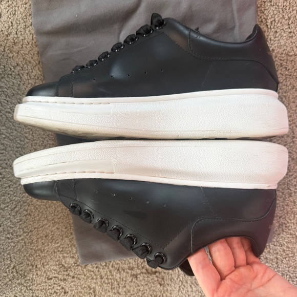 Alexander McQueen Women's Oversized Sneaker in Black 37 / 7 - Picture 4 of 12